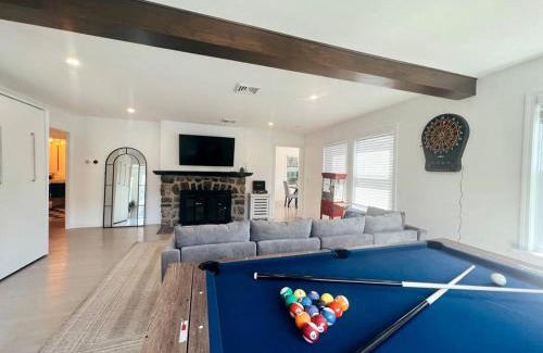 New Fairfield Chalet De Ski | Blue House, King Bed, Grill, Pool Table, Air Hockey, Ping Pong