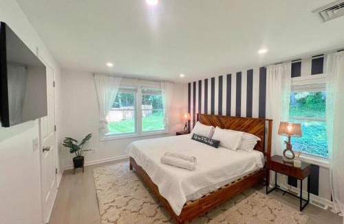 New Fairfield Chalet De Ski | Blue House, King Bed, Grill, Pool Table, Air Hockey, Ping Pong