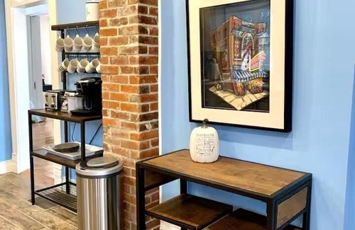 Maryville Maison | Blue House on Main - Pet Friendly
