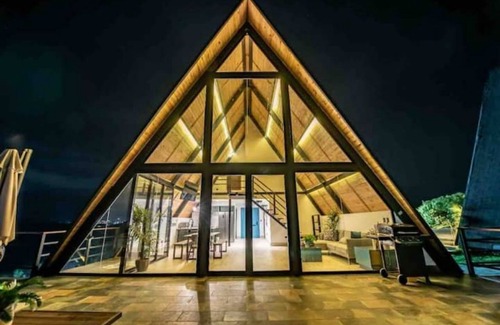 Pedro Brand Maison | Blue house on the mountain near the city