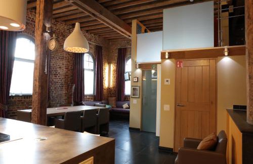 Kortrijk Maison | Blue House On The Water