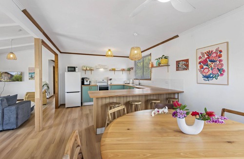 North Creek Maison | Blue House Surf Shack - Pet Friendly - Pet Friendly Authentic Beach House