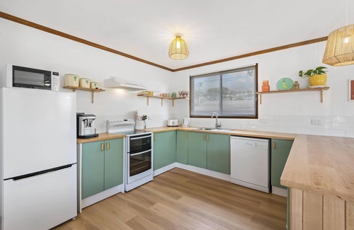 North Creek Maison | Blue House Surf Shack - Pet Friendly - Pet Friendly Authentic Beach House