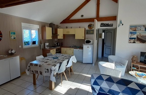 Therouldeville Maison | Maison bleue avec jardin fleuri à 6 km de la mer, parking privé, Wifi