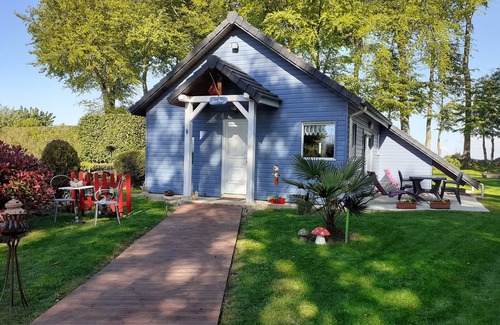 Therouldeville Maison | Maison bleue avec jardin fleuri à 6 km de la mer, parking privé, Wifi