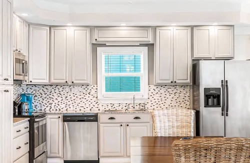 Holiday Beach Maison | Blue Oasis Private Home | 4 Bedrooms Sleeps 9 | Short Walk to the Beach