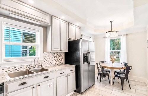 Holiday Beach Maison | Blue Oasis Private Home | 4 Bedrooms Sleeps 9 | Short Walk to the Beach