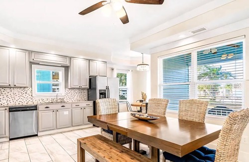 Holiday Beach Maison | Blue Oasis Private Home | 4 Bedrooms Sleeps 9 | Short Walk to the Beach