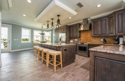 Cutthroat Harbor Estates Maison | BLUE PEARL - 5 Bedroom/ 4 Bathroom Pool, Kayak, Bike, Canal Front w/ Boat Lift