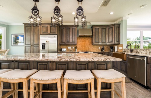 Cutthroat Harbor Estates Maison | BLUE PEARL - 5 Bedroom/ 4 Bathroom Pool, Kayak, Bike, Canal Front w/ Boat Lift