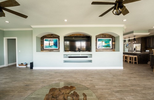 Cutthroat Harbor Estates Maison | BLUE PEARL - 5 Bedroom/ 4 Bathroom Pool, Kayak, Bike, Canal Front w/ Boat Lift