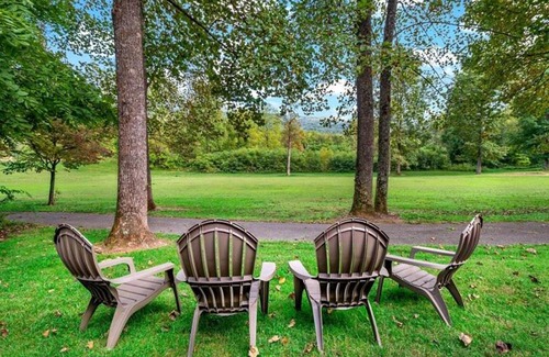 Frank Maison | Blue Ridge View Pet Friendly, Deck, Grill