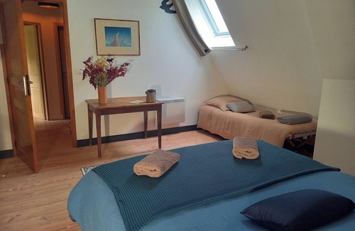 Angiens Lit Et Petit-Déjeuner | Blue room for 4 people at "Maison Silleron". Breakfast included. 5*