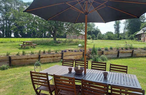 Angiens Lit Et Petit-Déjeuner | Blue room for 4 people at "Maison Silleron". Breakfast included. 5*