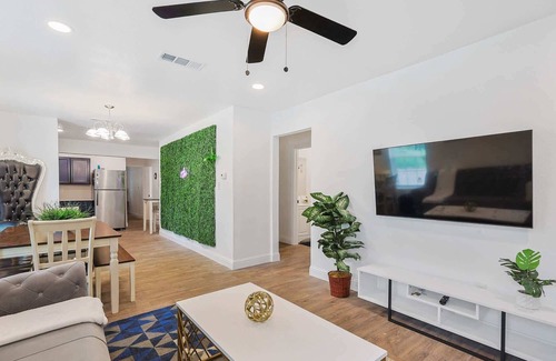 Dallas Maison | Blue Royalty - 4bd Downtown close to everything