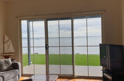 Tumby Bay Maison | Blue Seas provides absolute beach front in the heart of Tumby Bay