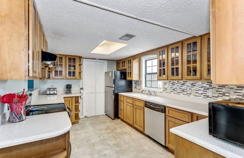 Villa Segunda Maison | Blue Seashell! Comfort & Convenience Two Blocks from Gulf! Classic Beach Home!