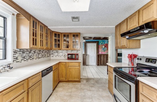 Villa Segunda Maison | Blue Seashell! Comfort & Convenience Two Blocks from Gulf! Classic Beach Home!