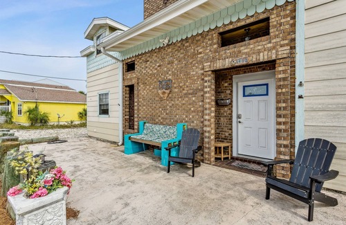 Villa Segunda Maison | Blue Seashell! Comfort & Convenience Two Blocks from Gulf! Classic Beach Home!