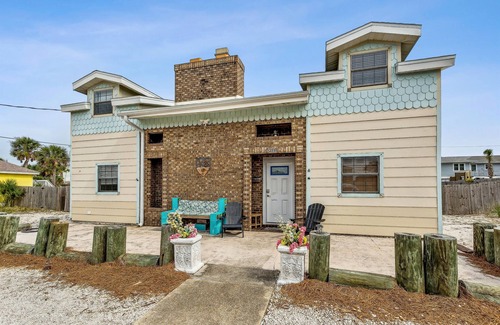 Villa Segunda Maison | Blue Seashell! Comfort & Convenience Two Blocks from Gulf! Classic Beach Home!