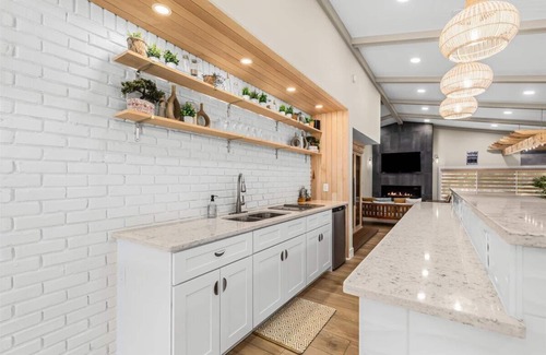 Farmington Hills Maison | Blue Skies Retreat - Custom-Built Retreat in the Suburbs!
