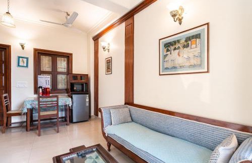 Hauz Khas Village Appartement | Blue Sky 1 Bedroom Apartment with a fort view