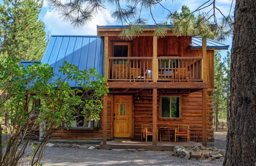 Three Rivers Cabine | Blue Top Cabin Log Bend/SunRiver: HotTub FirePit Family/Dog/Horse Public Trails