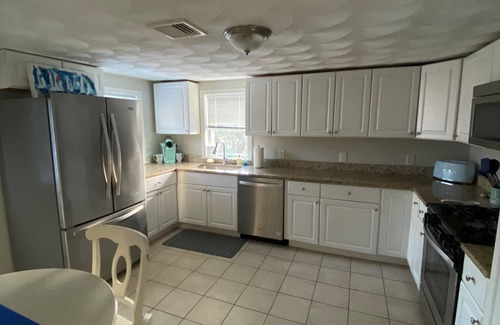 Nahant Appartement | Blue View Nahant! Steps to the beach, ocean views. Relax and work “from home”!