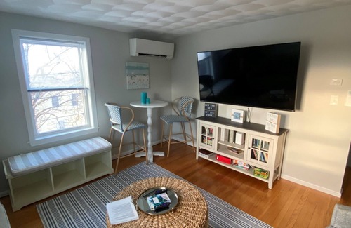 Nahant Appartement | Blue View Nahant! Steps to the beach, ocean views. Relax and work “from home”!