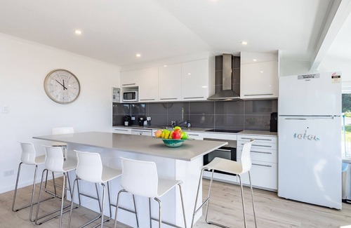 Salamander Bay Maison | Blue Waters 7 Cook St - Dog Friendly and Water Views