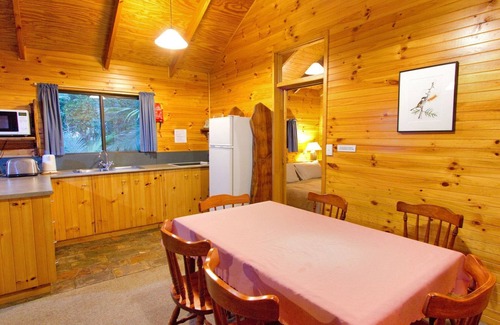 England Creek Cottage | Chalet en bois indépendant dans la forêt tropicale, idéal pour les familles.