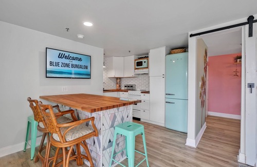 South End Copropriété | Blue Zone Bungalow! 150 yards to the beach & close to cafes!