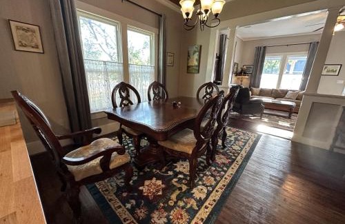 Taylor Maison | Blueberry Bungalow - Locally Run! Enjoy our PS5!