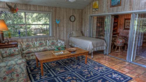 Uvalde Maison | Bluebird Hill and Star Suite home