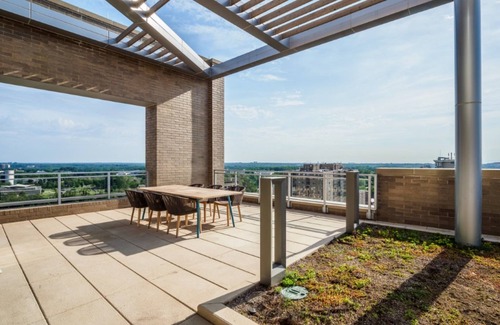 Woodmont Triangle Appartement | Bluebird Suites near Chevy Chase