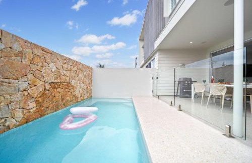 Bokarina Maison | Bluebird Villa - 3min Stroll to Bokarina Beach