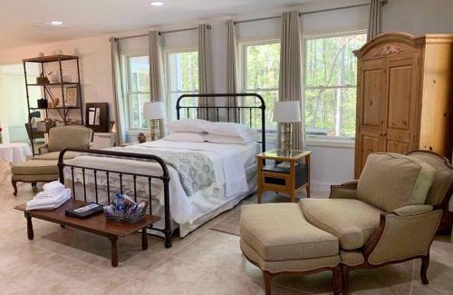 Asheville Appartement | Bluebirds Nest 10 Min to AVL Biltmore hot tub cont bkfst sparkling water