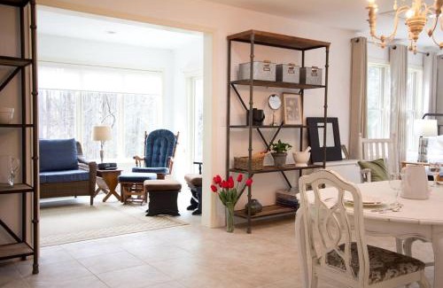 Asheville Appartement | Bluebirds Nest 10 Min to AVL Biltmore hot tub cont bkfst sparkling water