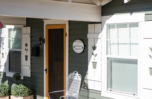 Burton Maison | Bluebonnet Bungalow near Roundtop 1940s farmhouse with 2022 comfort