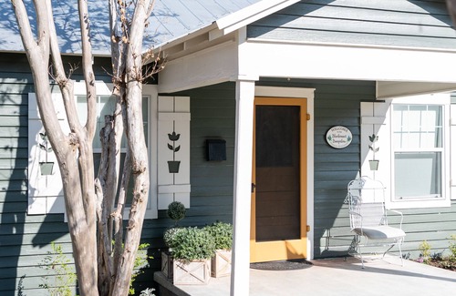 Burton Maison | Bluebonnet Bungalow near Roundtop 1940s farmhouse with 2022 comfort