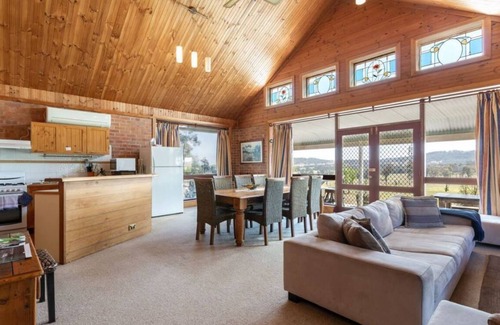 Lovedale Maison | Bluebush Estate - 11 Bedrooms - In the heart of Lovedale Hunter Valley!