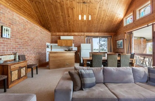 Lovedale Chalet De Ski | Bluebush Estate - The Chalet - Stunning Country Views - Sleeps 10