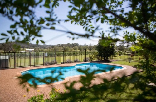 Lovedale Chalet De Ski | Bluebush Estate - The Chalet - Stunning Country Views - Sleeps 10