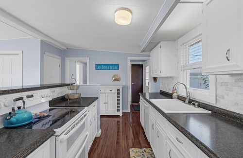 Waterford Cottage | Bluegill Cottage-Warmer Days, Escape the City & Enjoy a Peaceful Spring Retreat by the Water!