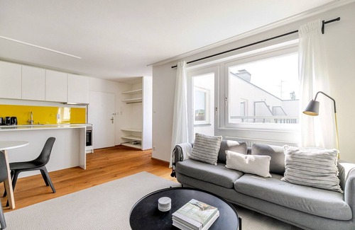 Roßau Appartement | Blueground | Alsergrund, balcony, nr Votivkirche