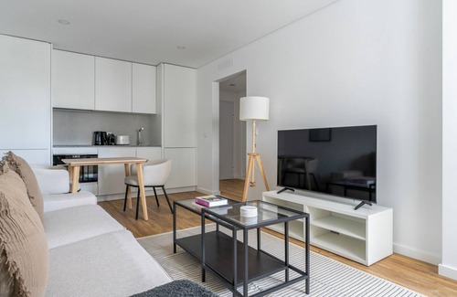 Casal da Ladeira Appartement | Blueground | Alvalade, balcony, nr Campo Pequeno