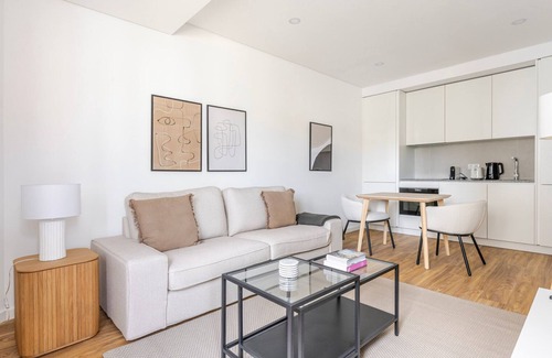 Casal da Ladeira Appartement | Blueground | Alvalade, balcony, nr Campo Pequeno