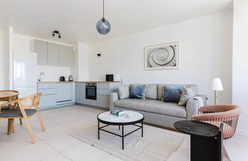 Levallois-Perret Appartement | Blueground | Anatole-France, furnished & equipped