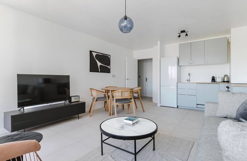 Levallois-Perret Appartement | Blueground | Anatole-France, furnished & equipped