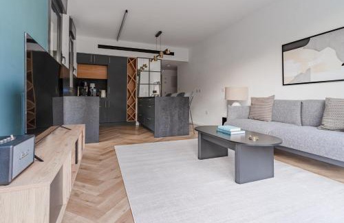 Tel Aviv Appartement | Blueground at Ramat HaHayal, Garden view, Balcony